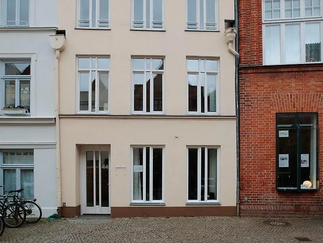 Am Holstentor لوبيك